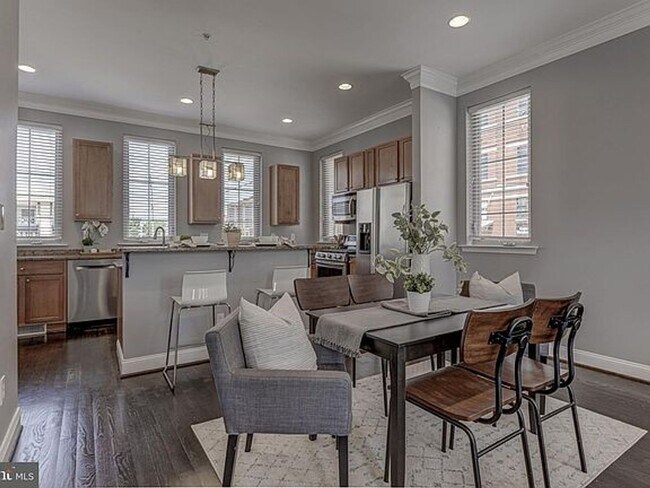 Foto del edificio - Beautiful EOG 3 bedroom  2.5 bath townhome with a 2 car garage and roof top deck overlooking the ...