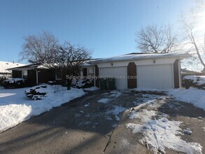 Building Photo - 207-209 W Green Meadows Dr