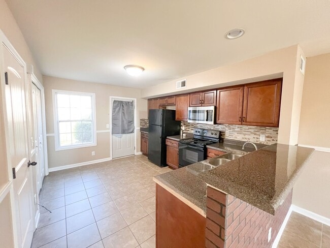 Building Photo - 2 Bedroom 1.5 Bath Townhome