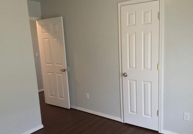 Building Photo - 3 bed, 1 bath home with appliances