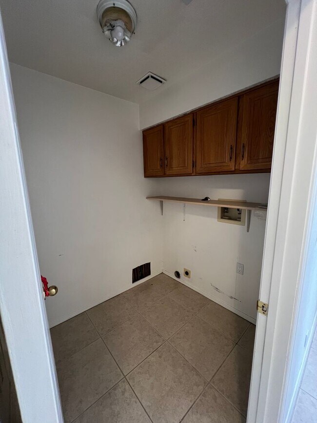 Building Photo - ACADEMY RIDGE 3 Bedroom 2 Bath with 2 car ...