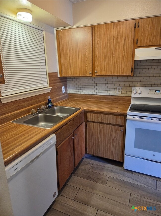 Building Photo - 900 Ticonderoga Dr