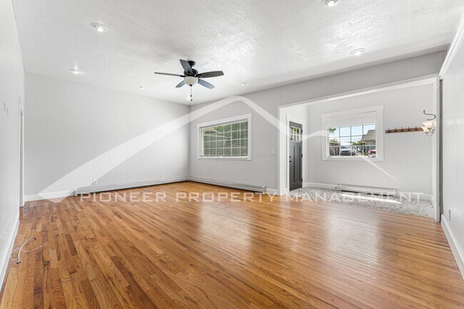 Building Photo - Charming Home with Washer/Dryer and Fenced...