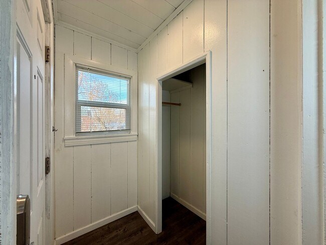 Building Photo - CHECK OUT THIS COZY HOME WALKING DISTANCE FROM DOWNTOWN REDMOND!!