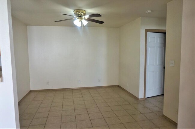 Foto del edificio - 907 N Brents Ave