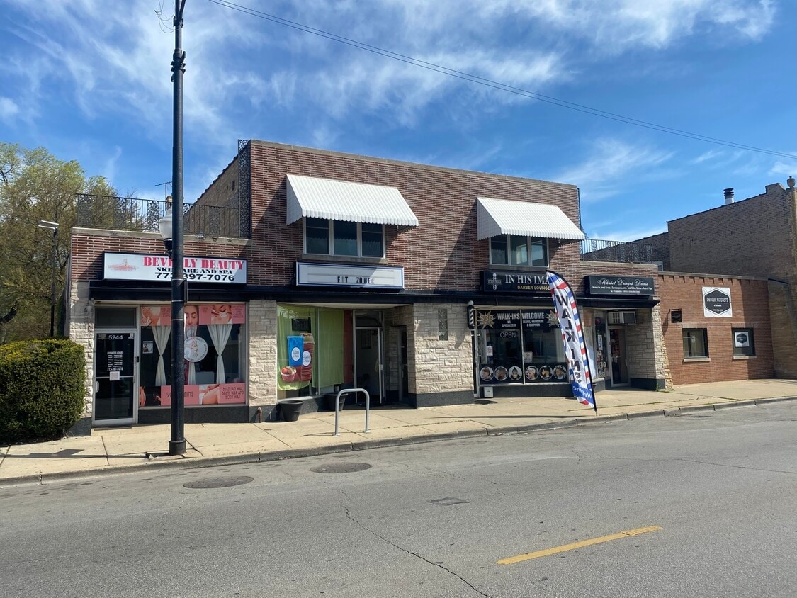 Foto principal - 5240 W Belmont Ave