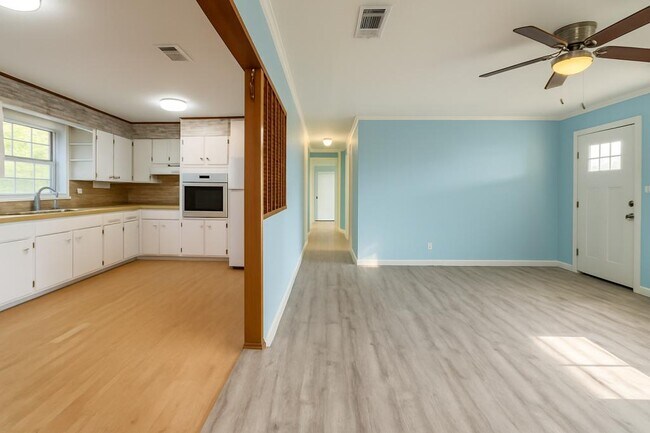 Building Photo - 1221 42nd Ave