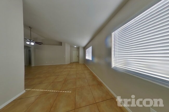 Foto del edificio - 12911 W Voltaire Ave