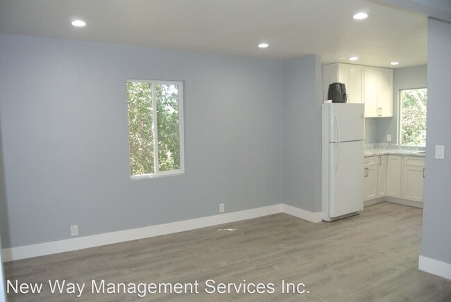 Building Photo - 2220 S Crest Ave