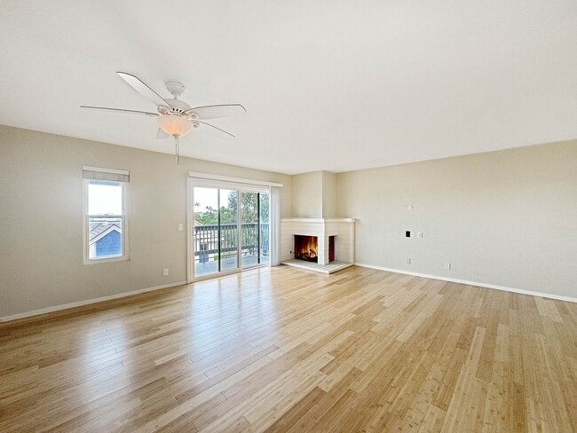 Building Photo - Beautiful 2B 3BA Townhome w/ W/D and 2 Car...