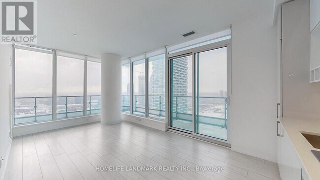 Photo du bâtiment - 950-3950 Portage Pkwy