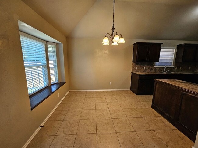 Foto del edificio - First month Free ! Large corner lot!