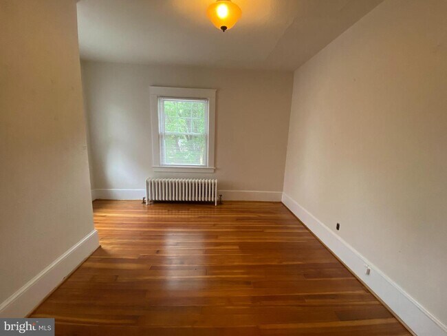 Building Photo - 907 Brompton St