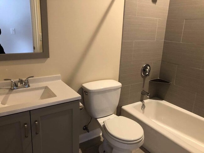 Building Photo - 6552 W Roscoe St