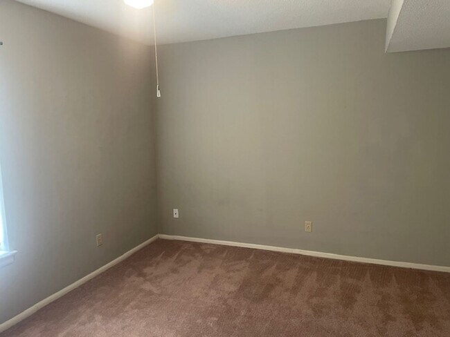 Building Photo - Convenience in Winston-Salem