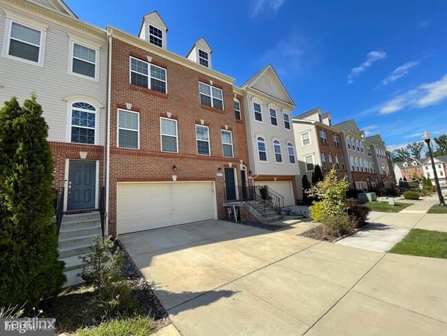Building Photo - 4 br, 3.5 bath Townhome - 8616 Red Rock Lane