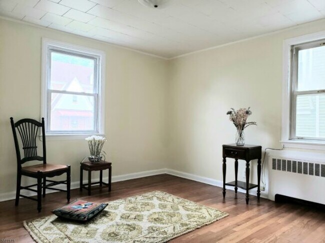 Foto del edificio - 77 Lindsley Pl