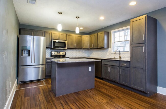 Isla con trastero. - 912 S Shelby St