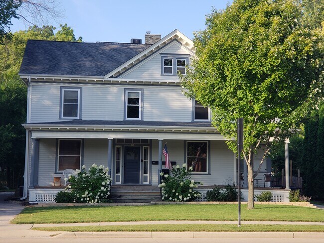 Front - Wisconsin Ave - 454 W Wisconsin Ave