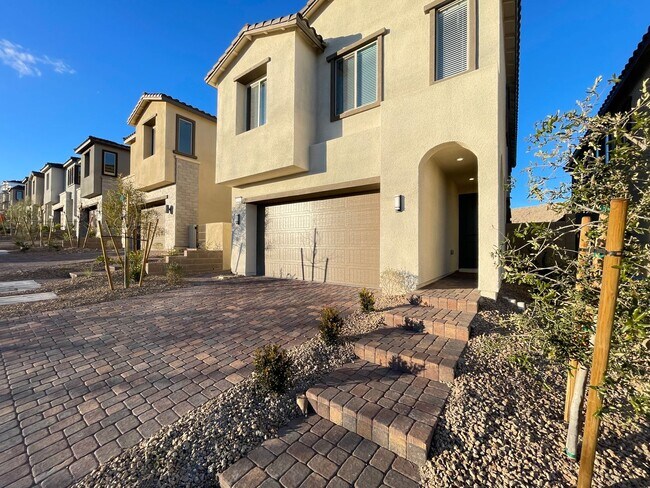 Building Photo - MOUNTAIN VIEWS, Gently lived in 4 bedroom 2.5 Bathrooms with Loft, home is a Must See!