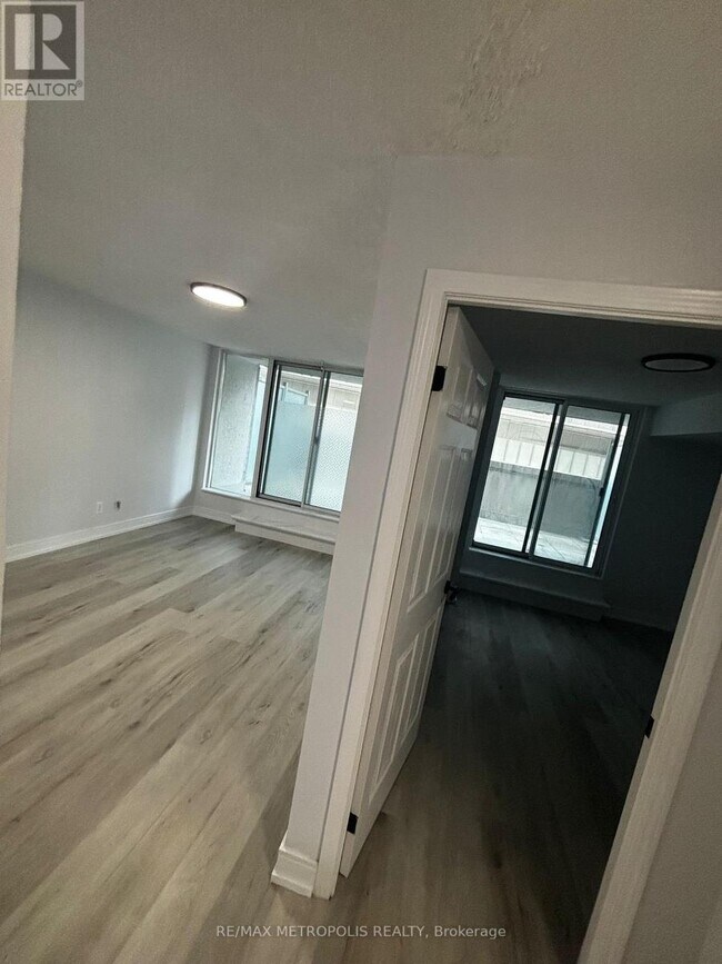 Building Photo - 30 Grand Trunk Crescent