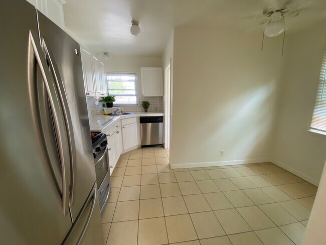 Cocina y comedor; lavadero y puerta trasera que da al patio en el extremo derecho. - 935 Victoria Ave