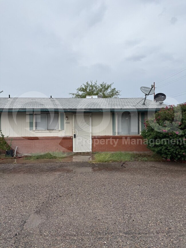 Foto del edificio - 1806 S Van Buren Ave
