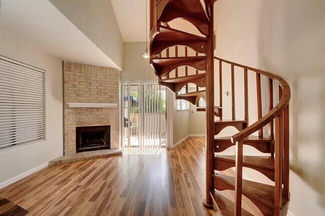 Foto del edificio - 2500 Burleson Rd