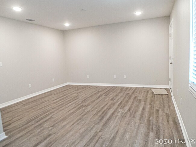 Building Photo - 723 S Berthe Ave