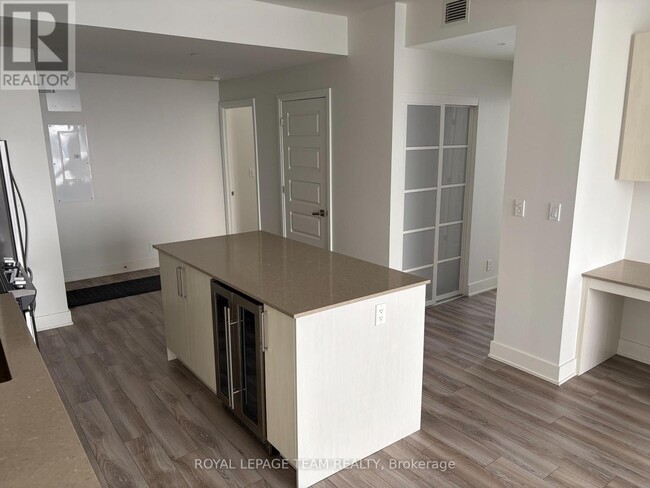 Building Photo - 1035 Bank St