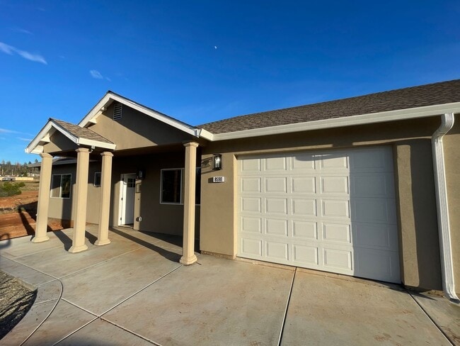 Foto del edificio - 8588-8590 Ridgecrest Dr