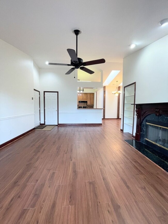 Building Photo - 2 Bedroom 2 Bathroom Penthouse Condo In Si...