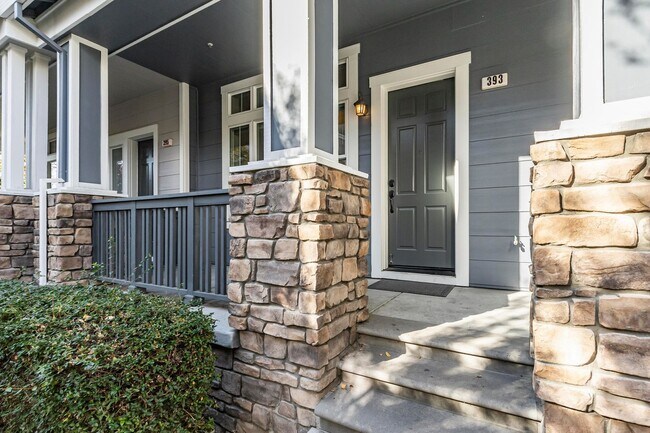 Building Photo - Excellent Townhouse Centrally Located