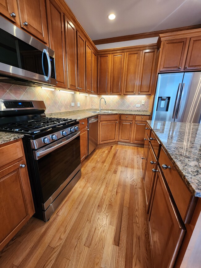 Stainless steel appliances - 849 W Ohio St