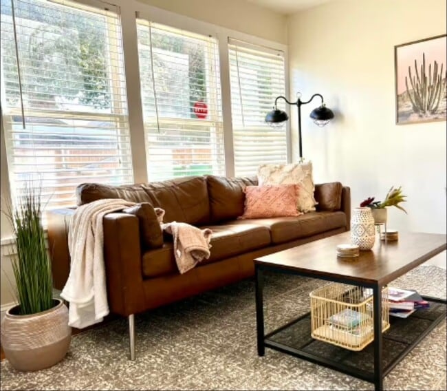 Building Photo - 1515 W Concho Ave