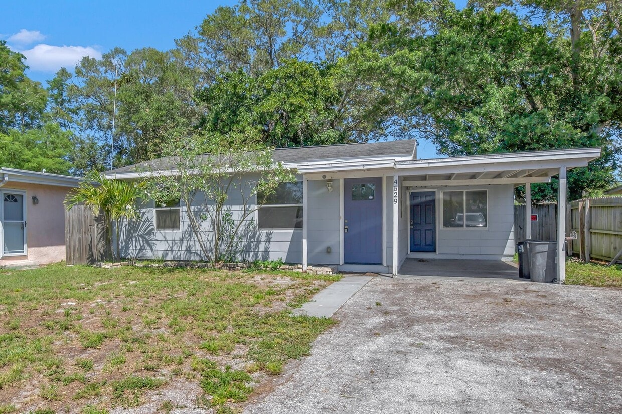 Foto principal - Charming 2bed/1bath Home in Tyrone/St Pete...