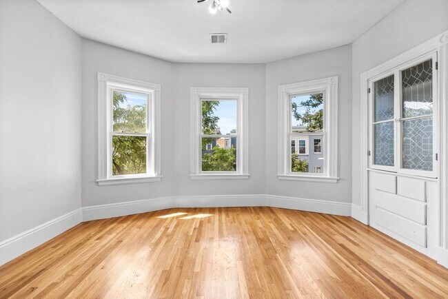 Building Photo - 67 Romsey St