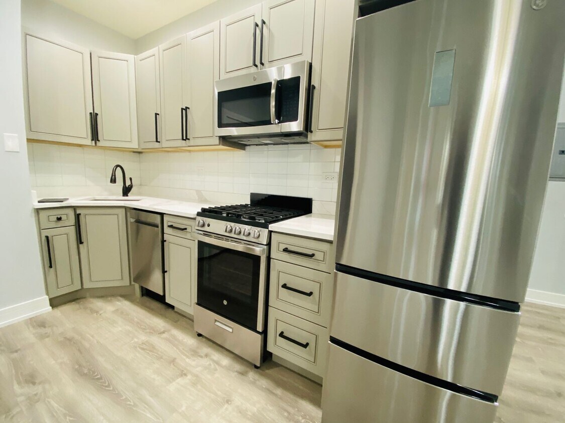 Primary Photo - 1057 W Glenlake Ave