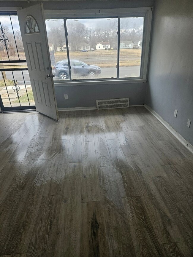 Building Photo - 2 bedroom ranch. Newly Renovated