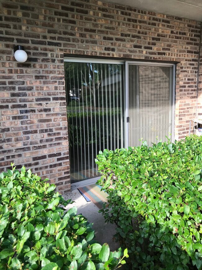 EXTERIOR PATIO - 725 W Huntington Commons Rd