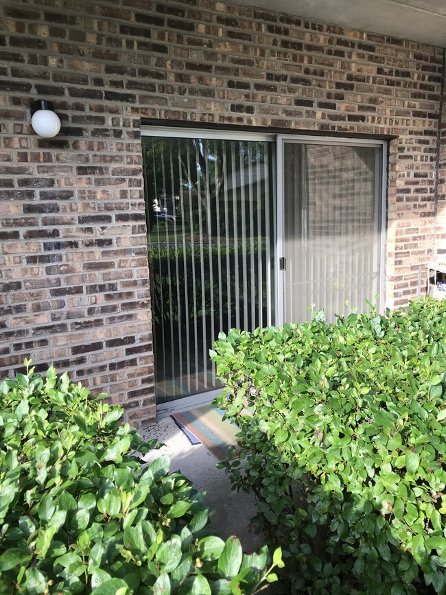 EXTERIOR PATIO - 725 W Huntington Commons Rd