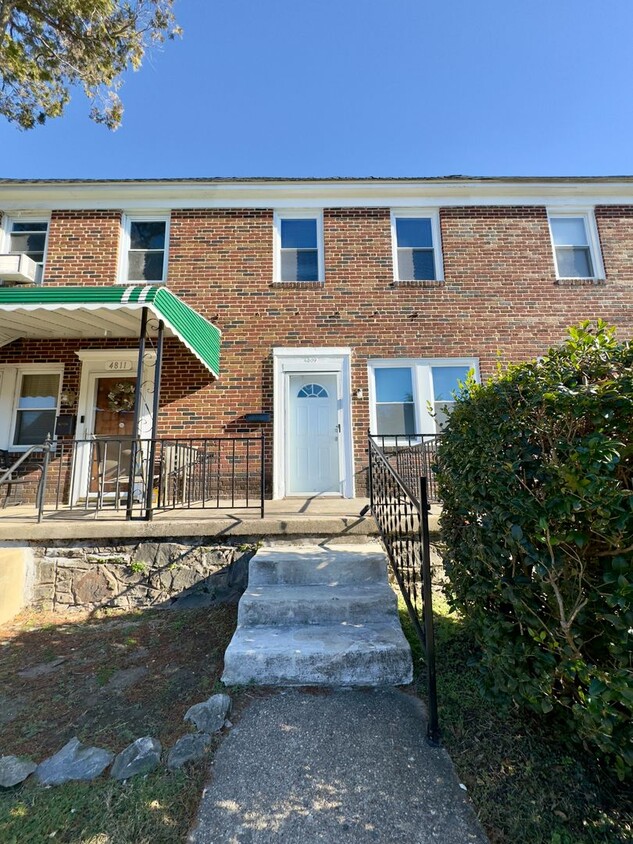 Foto principal - Charming 2-Bedroom Townhome with Modern Am...