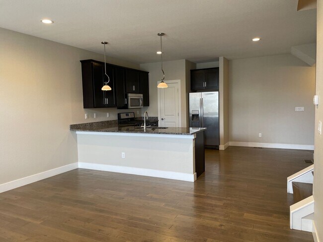 Foto del edificio - Spacious 3 level, 4 bedroom townhome with attached 2 car garage at Silver Meadows Townhomes on Lo...