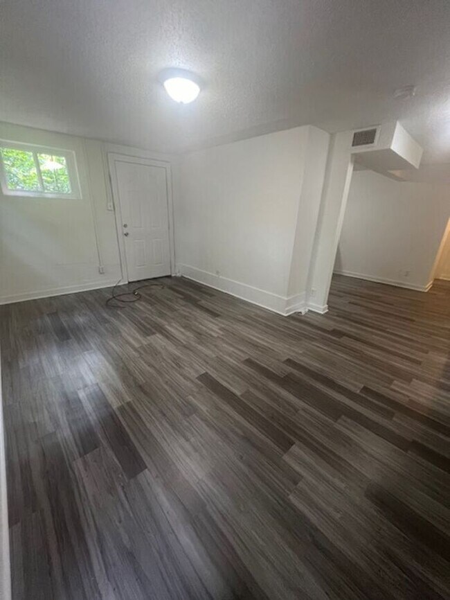 Foto del edificio - Newly Remodeled 2 Bedroom 1 Bath *Water Included*