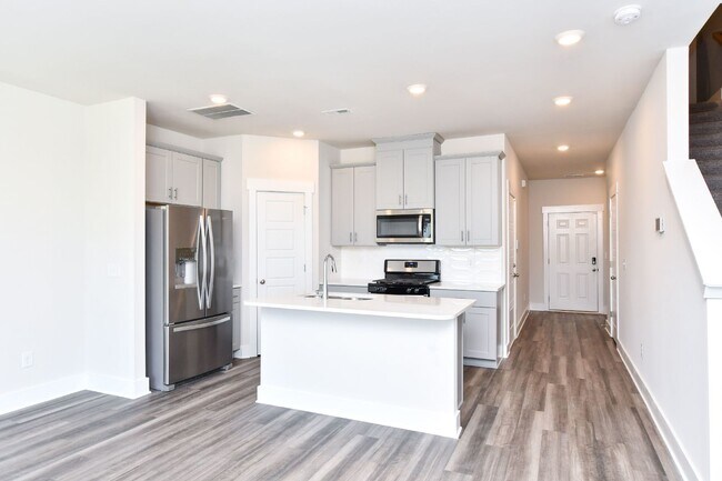 Building Photo - Perfect 3 Bedroom Craftsman Townhome in Si...