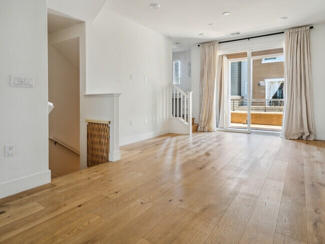 Sala de estar - 2244 Mora Pl