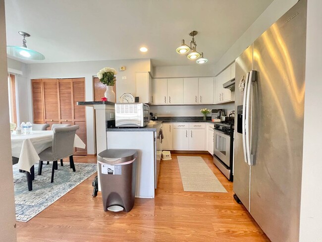 Building Photo - 2565 Dickens Ct