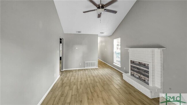 Building Photo - 436 Edgewater Rd