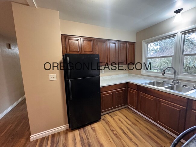 Building Photo - Newly remodeled Eugene 3 bedroom Home