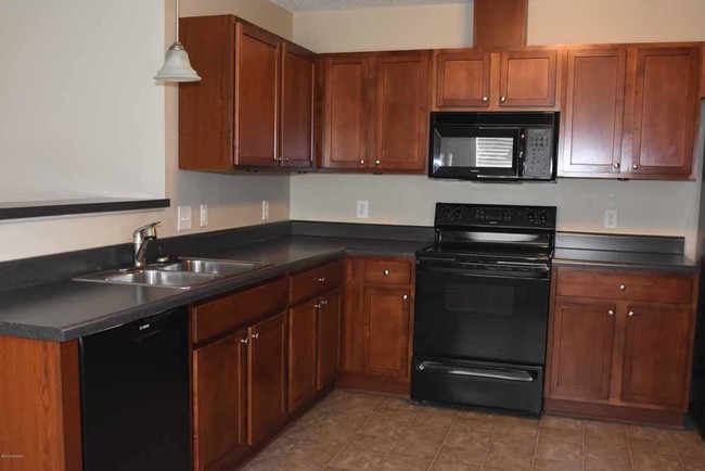 Building Photo - 2552 B Saddleback Dr